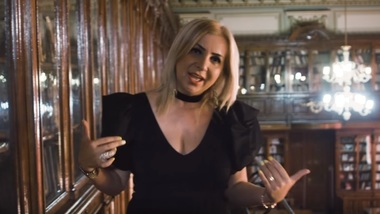 UMF „Carol Davila” a deschis o anchetă, după ce Carmen Şerban a filmat un videoclip în biblioteca instituţiei - VIDEO