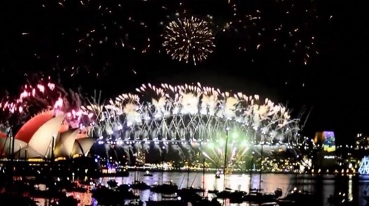 Anul Nou, celebrat în stradă de milioane de oameni care au admirat spectacole de lumini şi artificii impresionante în Sydney, Dubai, New York, Paris sau Londra. VIDEO