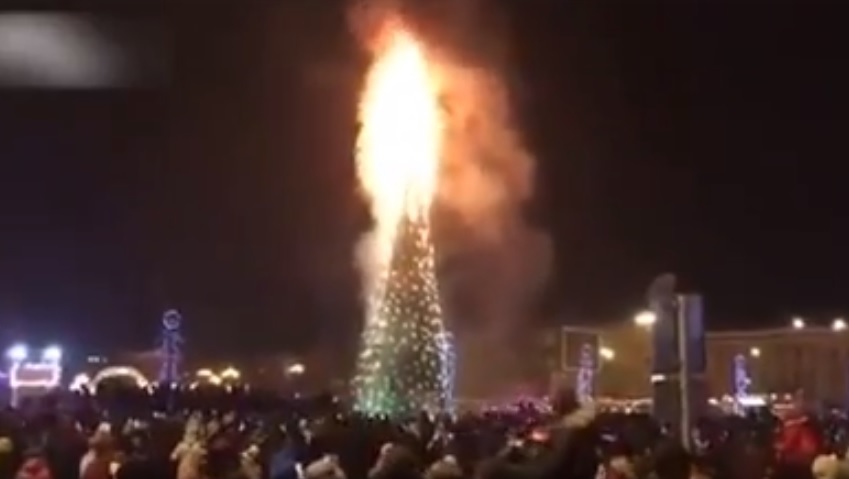 Un brad de peste 20 de metri înălţime a luat foc de Revelion, în centrul unui oraş din Rusia - VIDEO