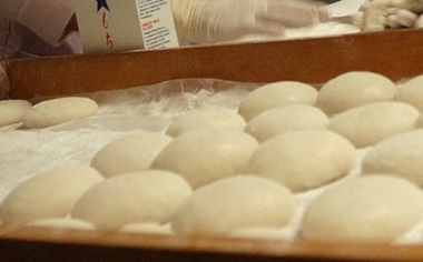 Două persoane au murit în Japonia, după ce s-au înecat cu mochi – turte din orez tradiţionale de Revelion, care fac victime în fiecare an