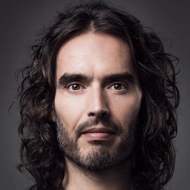 Russell Brand a iniţiat o petiţie pentru înfiinţarea unui adăpost, ca dar pentru nunta prinţului Harry cu Meghan Markle
