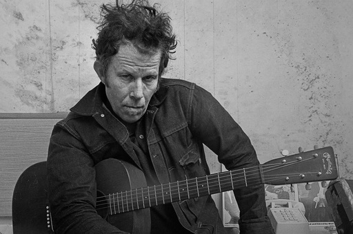 Primele şapte albume ale lui Tom Waits, remasterizate, vor fi relansate în luna martie

