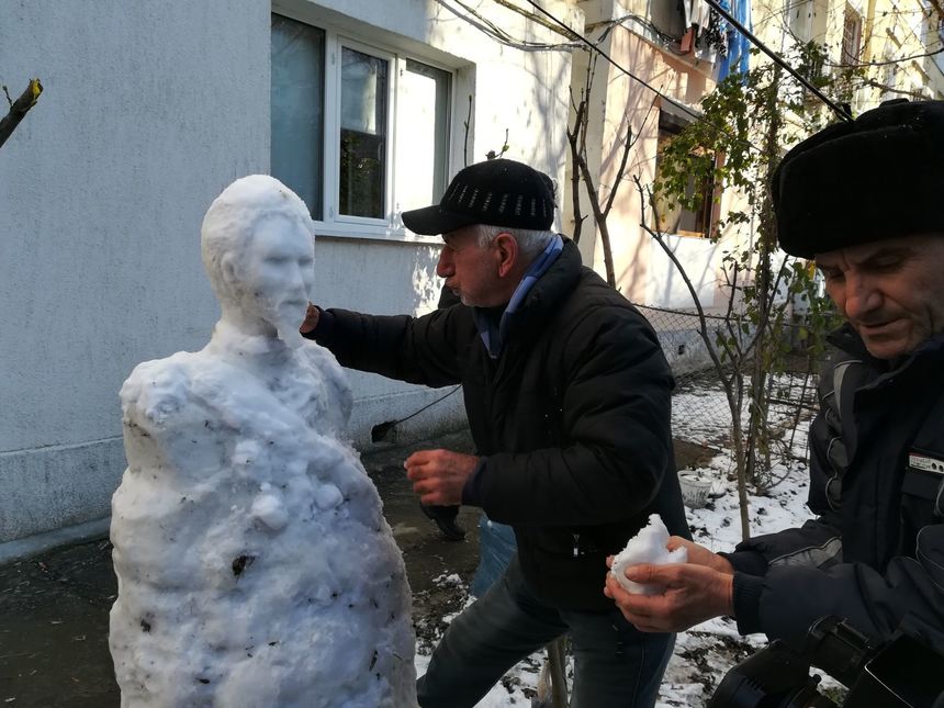 Galaţi: Bustul lui Cuza, realizat din nou din zăpada îngheţată dintre blocuri 