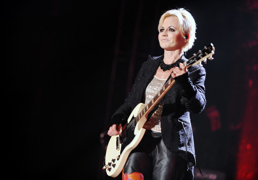 Sute de persoane au condus-o pe ultimul drum pe Dolores O’Riordan 
