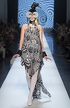 Jean Paul Gaultier i-a adus un omagiu lui Pierre Cardin printr-un show de modă inspirat de anii '60 - VIDEO
