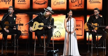 Victimele atacului armat din Las Vegas, omagiate la gala Grammy de artişti care au cântat la acel festival  