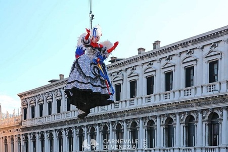 Festivalul de la Veneţia s-a deschis cu celebrul "zbor al îngerului" în faţa a peste 20.000 de persoane - FOTO/ VIDEO