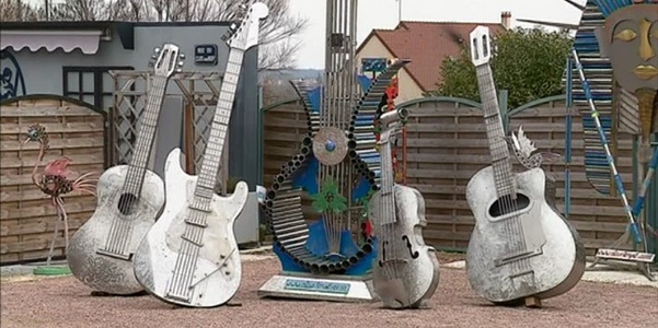 Un monument reprezentând chitare gigant din inox, creat în memoria lui Johnny Hallyday