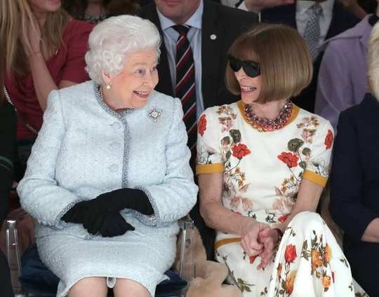 Regina Elisabeta a II-a şi Anna Wintour la London Fashion Week (Foto: Facebook)