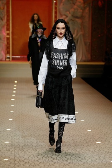 Milan Fashion Week: Genţi de mână prezentate pe podium de drone şi broderii bogat aurite de inspiraţie religioasă la show-ul Dolce & Gabbana -FOTO/VIDEO