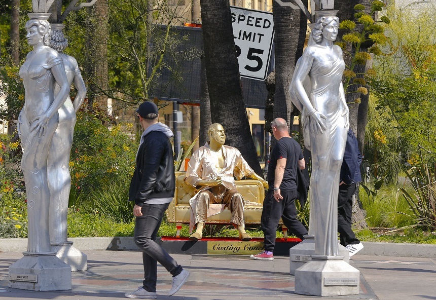 „Canapeaua pentru casting”, o statuie a lui Harvey Weinstein, amplasată pe Hollywood Boulevard