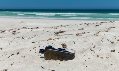 Un mesaj lansat într-o sticlă în urmă cu 132 de ani, găsit pe o plajă din Australia