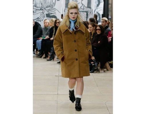 Actriţa Elle Fanning a debutat pe podiumul de modă la prezentarea colecţiei de toamnă Miu Miu