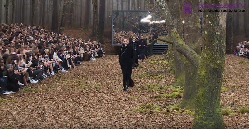 Casa de modă Chanel, criticată după ce a tăiat copaci seculari pentru o prezentare din Paris - FOTO