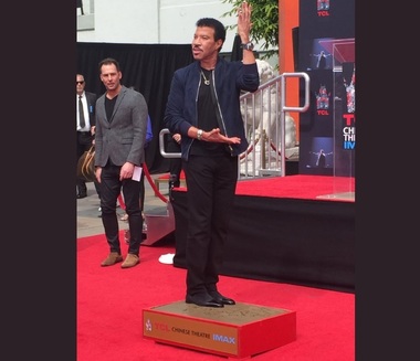 Lionel Richie, celebrat la Hollywood, printr-o ceremonie în care artistul şi-a lăsat amprentele palmelor şi tălpilor în ciment  
