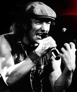 Brian Johnson, fost solist AC/DC, a cântat cu toboşarul Mick Fleetwood în Hawaii - VIDEO