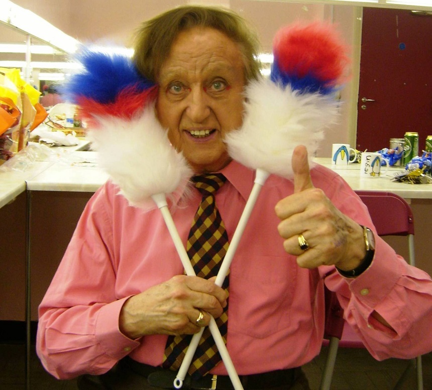 Actorul de comedie şi cântăreţul Ken Dodd a murit la vârsta de 90 de ani 