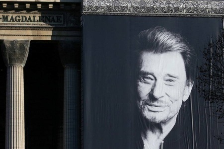 "Pardonne-moi", "Je ne suis qu'un homme", printre titlurile cântecelor de pe albumul postum al lui Johnny Hallyday