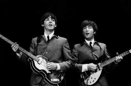 Fotografii nemaivăzute cu trupa The Beatles au fost vândute la o licitaţie, pentru peste 250.000 de lire sterline
