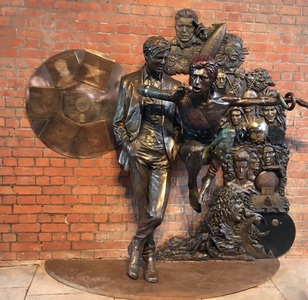 Prima statuie din lume dedicată lui David Bowie a fost dezvelită în oraşul în care artistul şi-a lansat personajul Ziggy Stardust