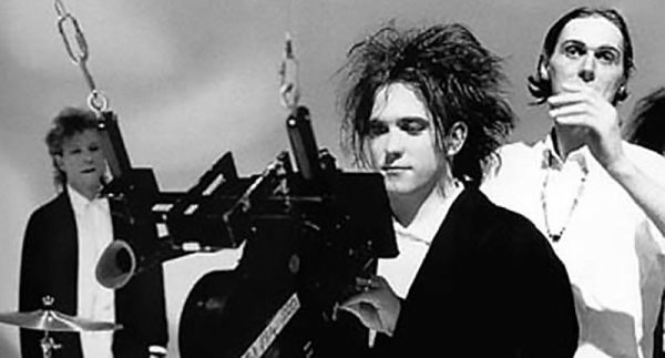 Tim Pope, cunoscut pentru colaborarea cu artişti ca The Cure şi David Bowie, pregăteşte primul său lungmetraj din ultimii 20 de ani