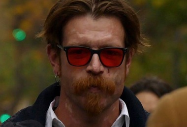 Solistul trupei Eagles of Death Metal s-a scuzat faţă de tinerii americani pentru că a criticat March for Our Lives