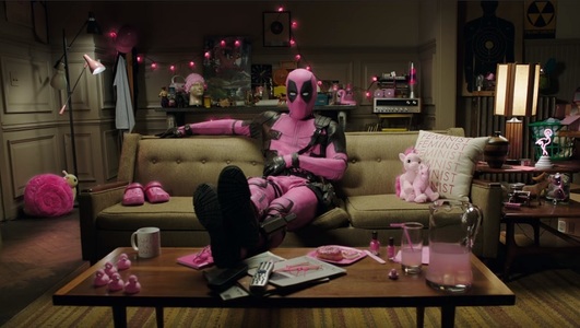 Ryan Reynolds îl interpretează pe Deadpool îmbrăcat cu un costum roz, pe care îl licitează pentru combaterea cancerului - VIDEO