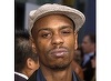 Comicul Dave Chappelle, dat în judecată de un bărbat care a aruncat cu o coajă de banană spre el în timp ce se afla pe scenă