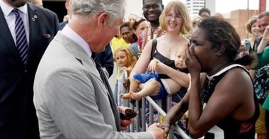 Prinţul Charles s-a reîntâlnit în Australia cu o admiratoare care l-a sărutat în urmă cu 40 de ani 