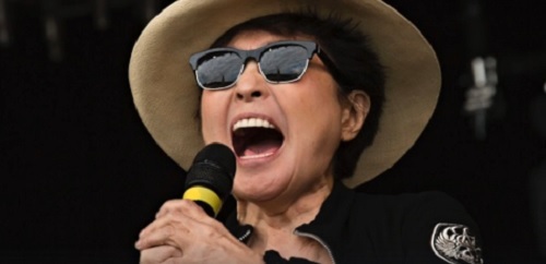 O piatră în valoare de 17.500 de dolari, furată dintr-o expoziţie organizată de Yoko Ono