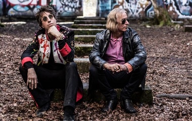 Peter Buck, cofondator al grupului R.E.M., şi Joseph Arthur vor lansa în iunie albumul „Arthur Buck”