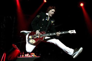 Basistul trupei Manic Street Preachers pregăteşte o expoziţie de artă şi scrie o comedie