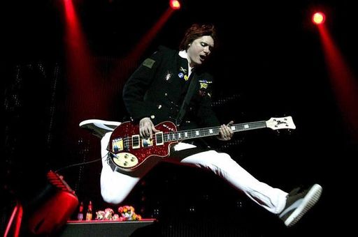 Basistul trupei Manic Street Preachers pregăteşte o expoziţie de artă şi scrie o comedie