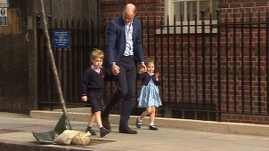 Prinţul George şi prinţesa Charlotte au sosit la spital pentru a-şi cunoaşte fratele mai mic - VIDEO