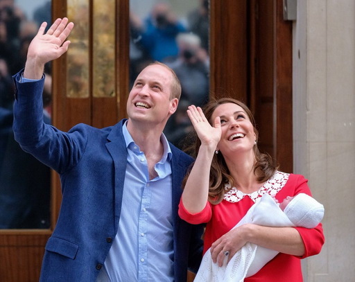 Ducele şi ducesa de Cambridge l-au prezentat public pe cel mai mic membru al familiei regale - FOTO
