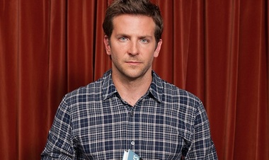 Bradley Cooper va regiza un film despre Leonard Bernstein în care va juca rolul principal

