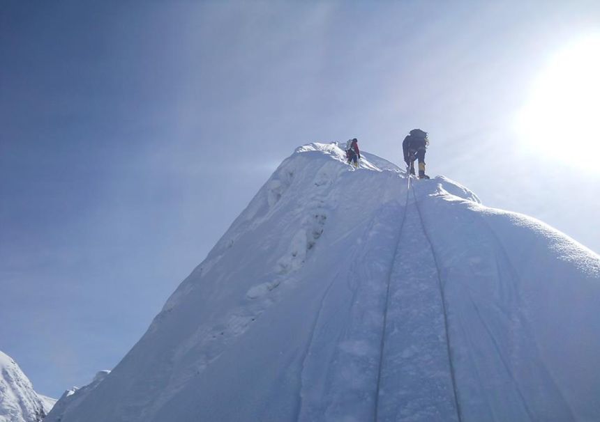 Un chinez ale cărui picioare au fost amputate a ajuns pe Everest, după ce a făcut prima încercare în urmă cu 40 de ani