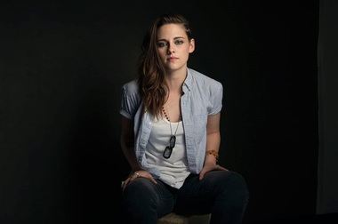 Kristen Stewart a păşit desculţă pe covorul roşu la Festivalul de Film de la Cannes, în semn de protest faţă de interdicţia pantofilor fără tocuri înalte - FOTO