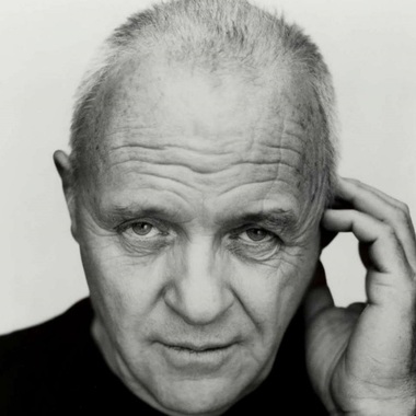 Anthony Hopkins a fost confundat cu o persoană fără adăpost în timpul filmărilor pentru pelicula „Regele Lear”