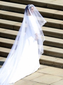 Nunta regală britanică - Meghan Markle a sosit la capela St. George purtând o rochie simplă şi un voal alb lung