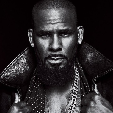 Cântăreţul R. Kelly, dat în judecată pentru abuz sexual şi infectarea victimei cu o boală venerică