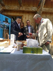 Prinţul Charles se întâlneşte la Viscri cu micii fermieri şi producători de alimente artizanale