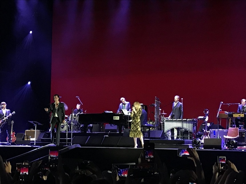 Kyle Minogue şi Nick Cave au cântat pe scena unui festival din Londra celebrul lor duet "Where The Wild Roses Grow" - VIDEO