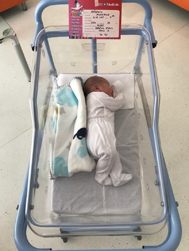 UPDATE: Traian Băsescu este din nou bunic: Elena Băsescu a născut o fetiţă, Anastasia. Fostul preşedinte a postat şi imagini în care îşi ţine în braţe nepoata - FOTO