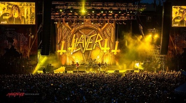 Un bărbat în stare de ebrietate a înotat pentru a reveni la un concert Slayer după ce a fost dat afară de pază. Trupa l-a recompensat pentru devotament