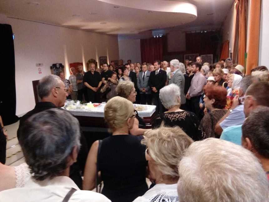 Galaţi: Alexandru Jula, condus pe ultimul de drum în aplauze de câteva zeci de admiratori, prieteni şi foşti colegi; sicriul a fost depus în foaierul Teatrului Muzical ”Nae Leonard”. VIDEO