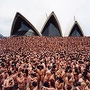 Australia: Un supermarket din Melbourne va permite, în parcarea sa, o şedinţă foto nud la care s-au înscris 11.000 de persoane

