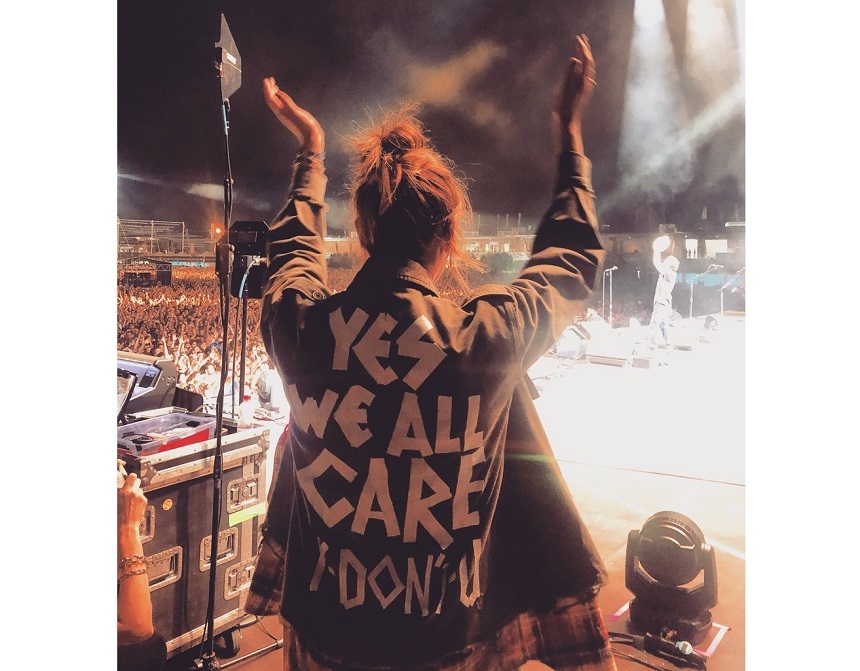 Soţia lui Eddie Vedder i-a răspuns Melaniei Trump cu un mesaj imprimat pe o jachetă purtată la un concert Pearl Jam