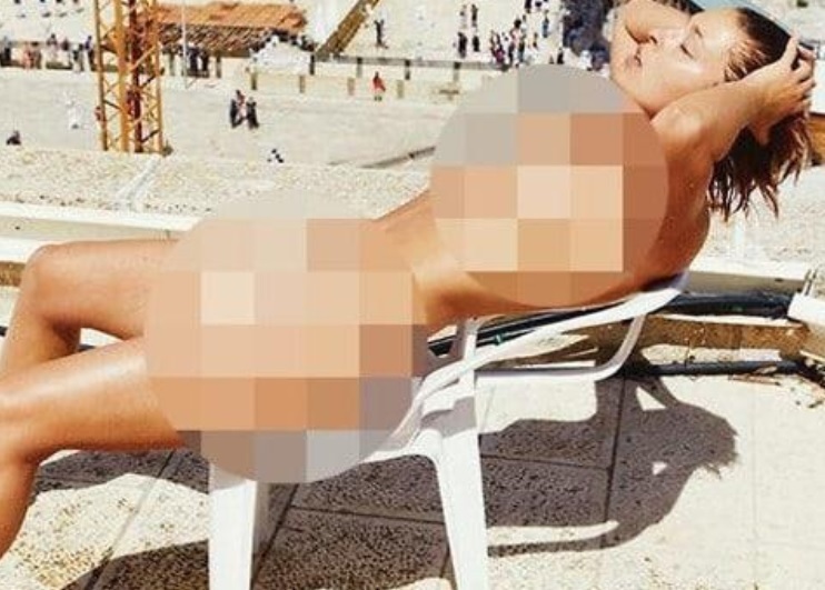 Ierusalim: Un fotomodel belgian a stârnit indignare după ce a pozat nud pe un acoperiş din apropierea Zidului Plângerii 