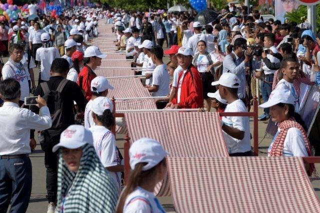 Cambodgia a intrat în Cartea Recordurilor cu o eşarfă ţesută manual de peste un kilometru lungime